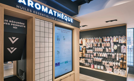 Espace aromathèque avec écran digital BD Rowa Vmotion à la Grande Pharmacie Bailly à Paris